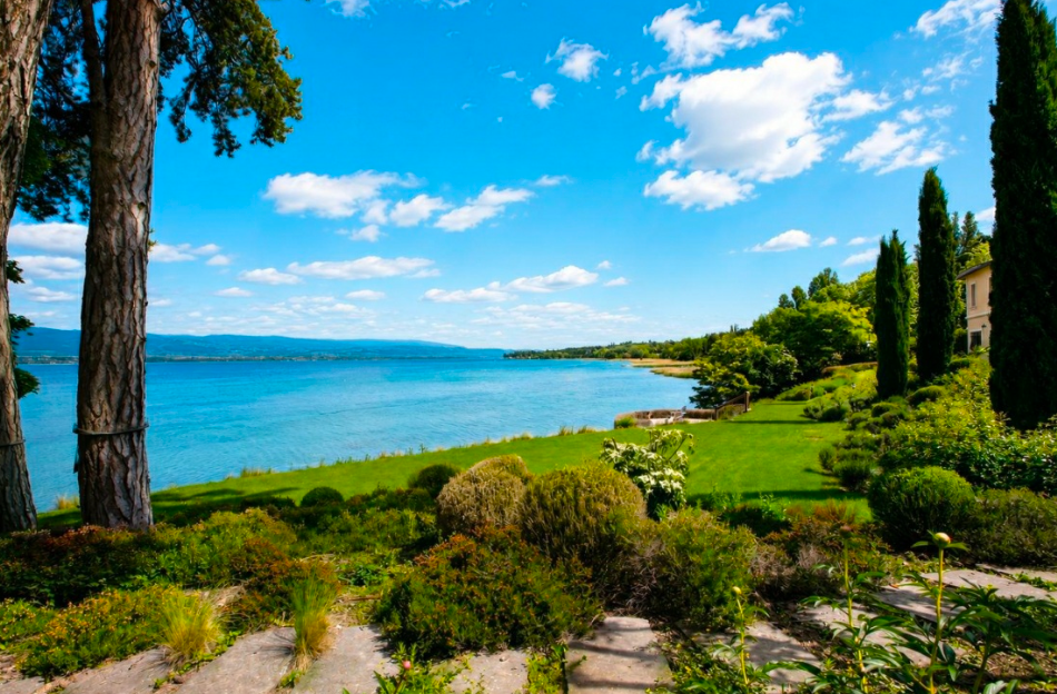 Luxury Lake Geneva mansion with infinity pool, landscaped gardens and panoramic waterfront views.